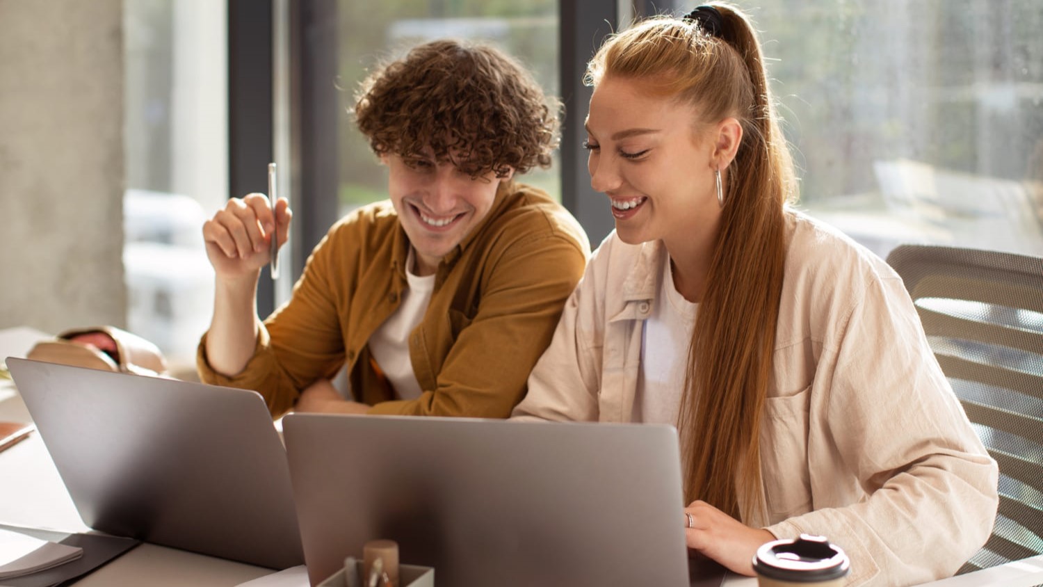 Twee jonge mensen bespreken presale FOMO en maken bewuste keuzes bij online aankopen.