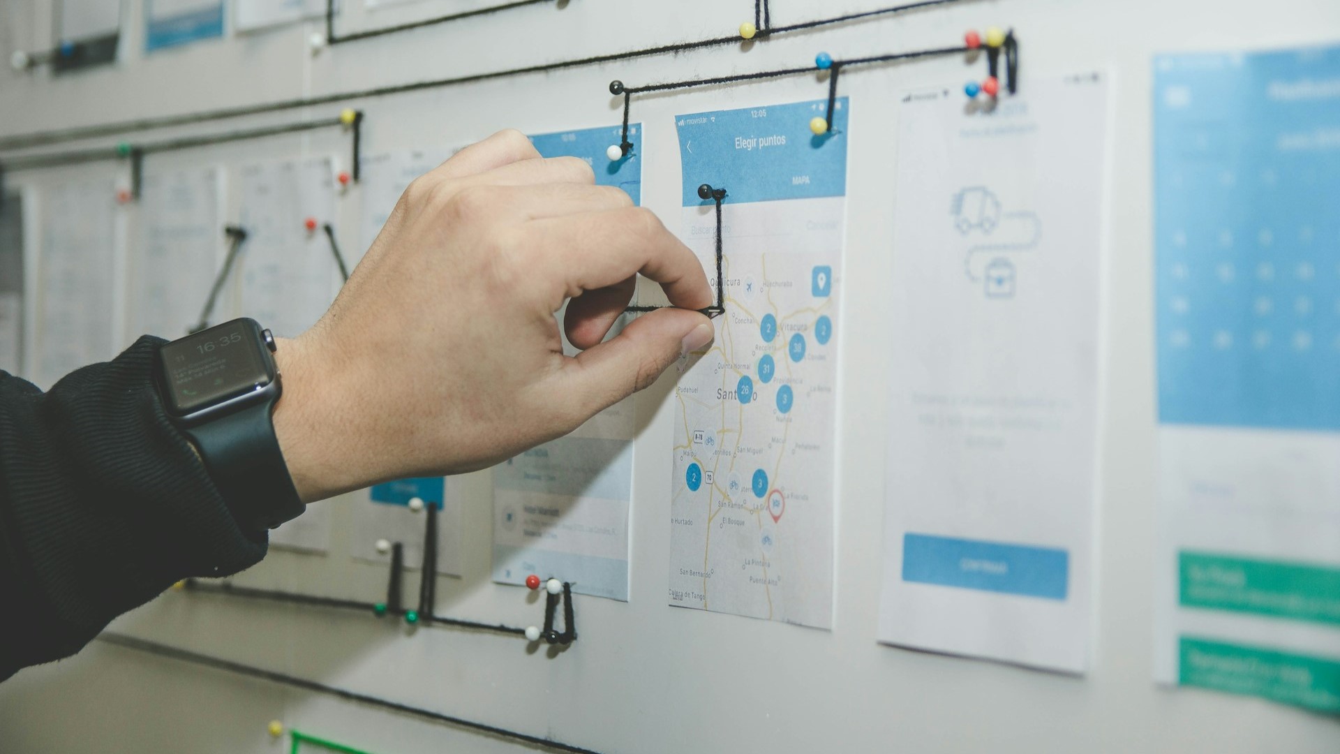 Hand plaatst pin op routekaart voor efficiënt plannen en overzicht in taken