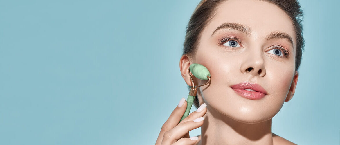de vrouw op deze foto gebruikt een massage roller voor haar gezicht|||||