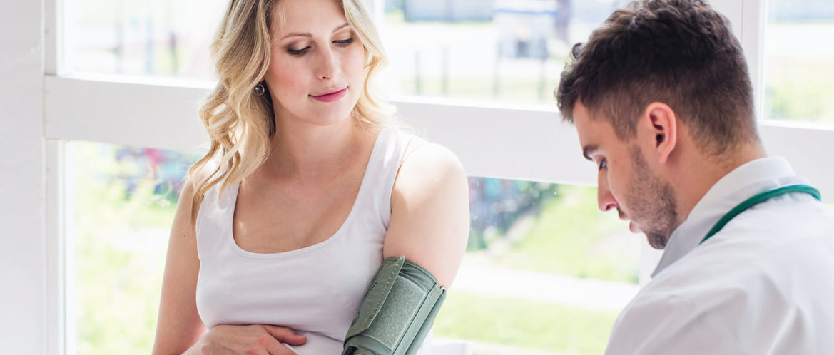 afbeelding van een vrouw die een medisana bloeddrukmeter gebruikt||||||