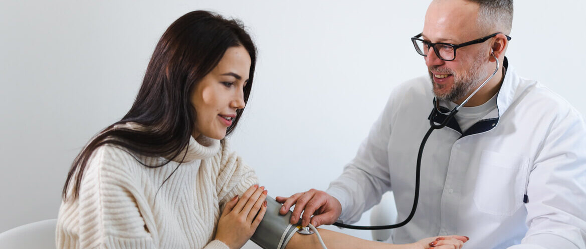 deze mensen gebruiken een goede sanitas bloeddrukmeter die ze hebben aangekocht|||