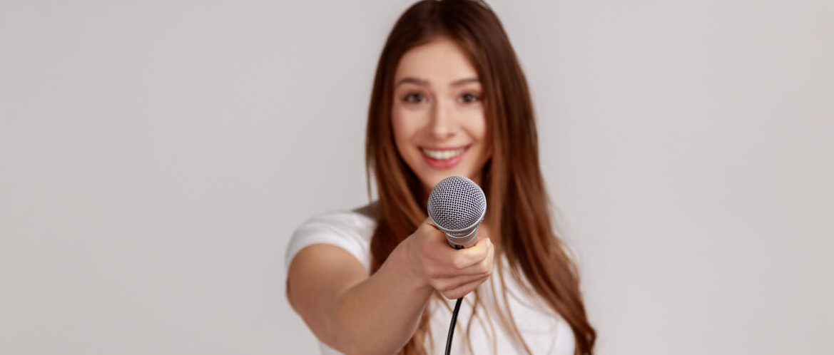 afbeelding van een vrouw die een erg goede shure microfoon vasthoud|||