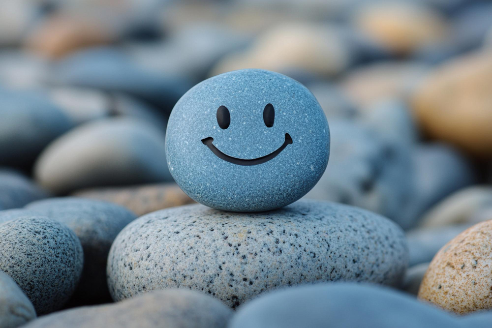 blij gezicht op steen als symbool voor positief denken