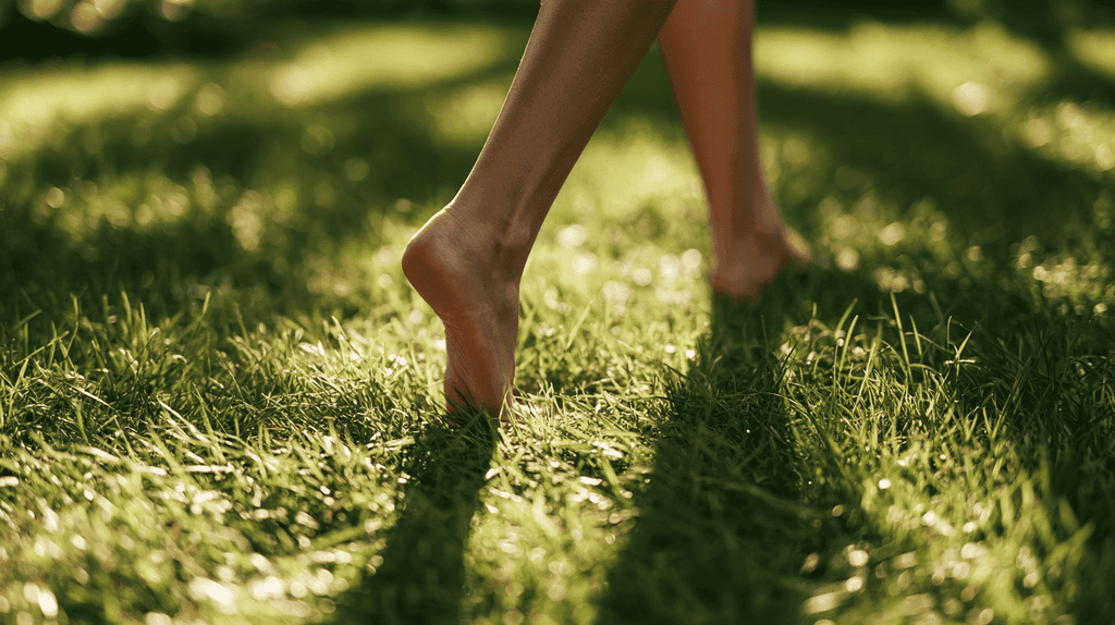 Blootsvoets lopen op het gras als ontspanningsmoment in de tuin