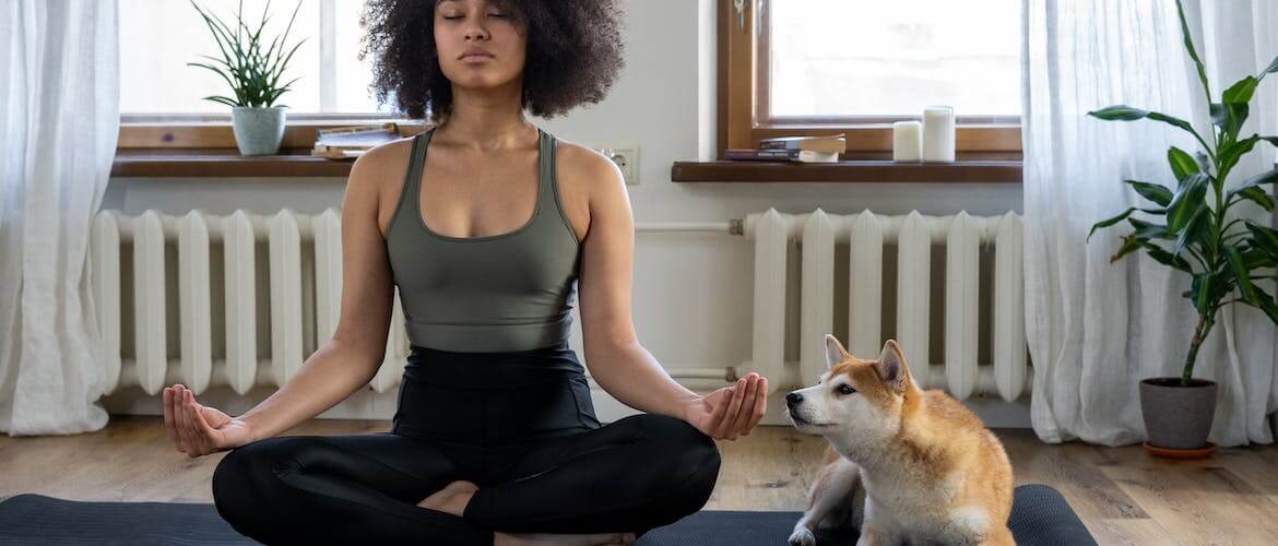 deze vrouw voert de bodyscan meditatie uit