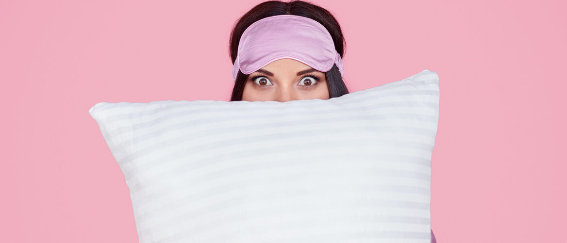 Foto van een vrouw met een slaapmasker. In dit artikel vind je de beste slaapmaskers||||||||||||
