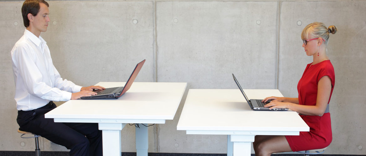 deze mensen zitten op hele goede ergonomische krukken|||deze man probeert een kruk uit is de kruk ook ergonomisch?|||||||afbeelding van de best geteste ergonomische kruk|foto van de beste ergonomische kruk met kniesteun