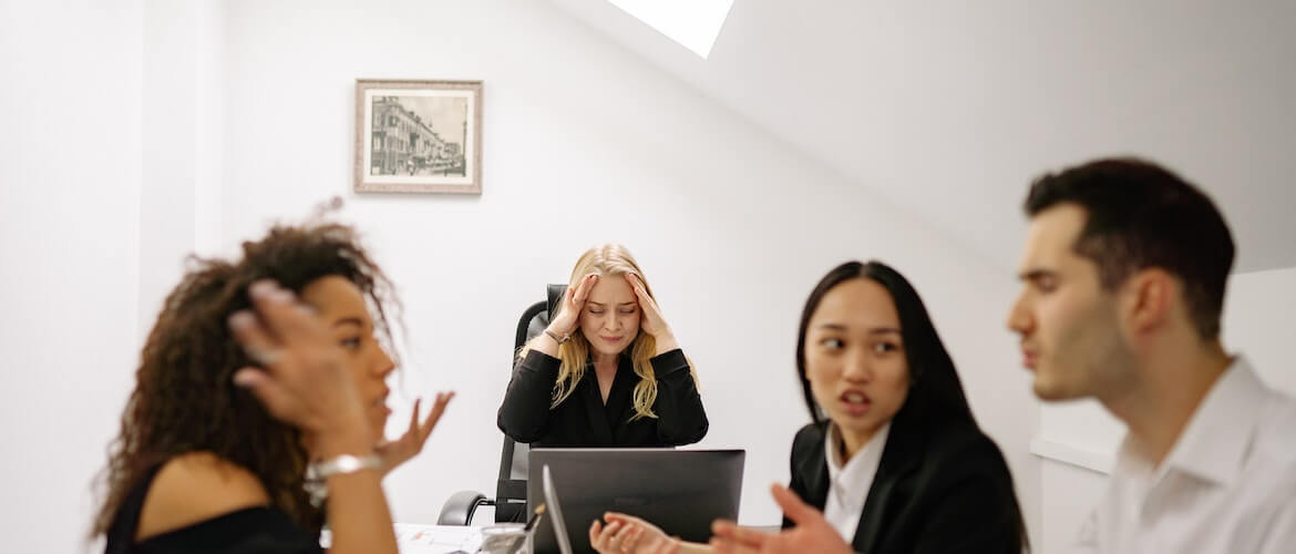 de personen op deze foto hebben veel last van werkstress