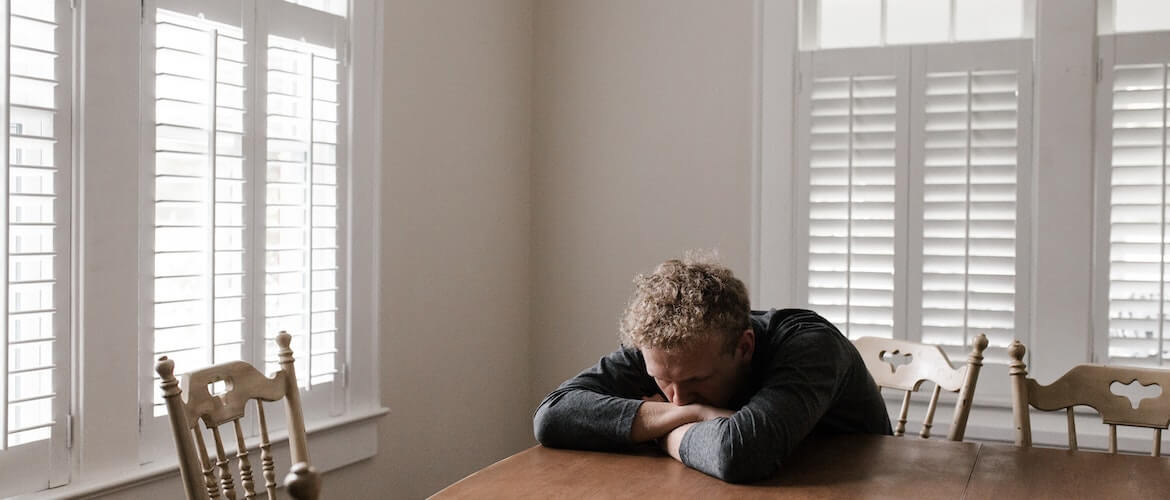 foto van een man die een dopamine tekort heeft|