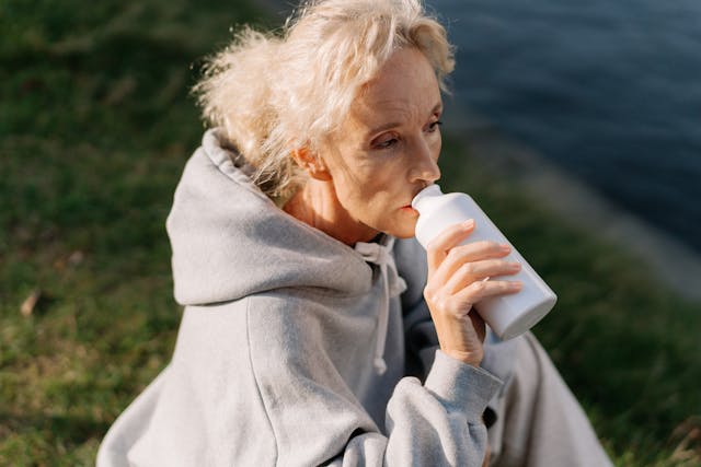 Gezonde leefstijl op latere leeftijd handhaven door goed te blijven hydrateren