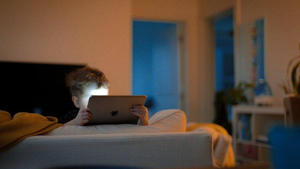 Telefoonroutine en schermtijd bij kind dat ’s avonds tablet gebruikt in woonkamer