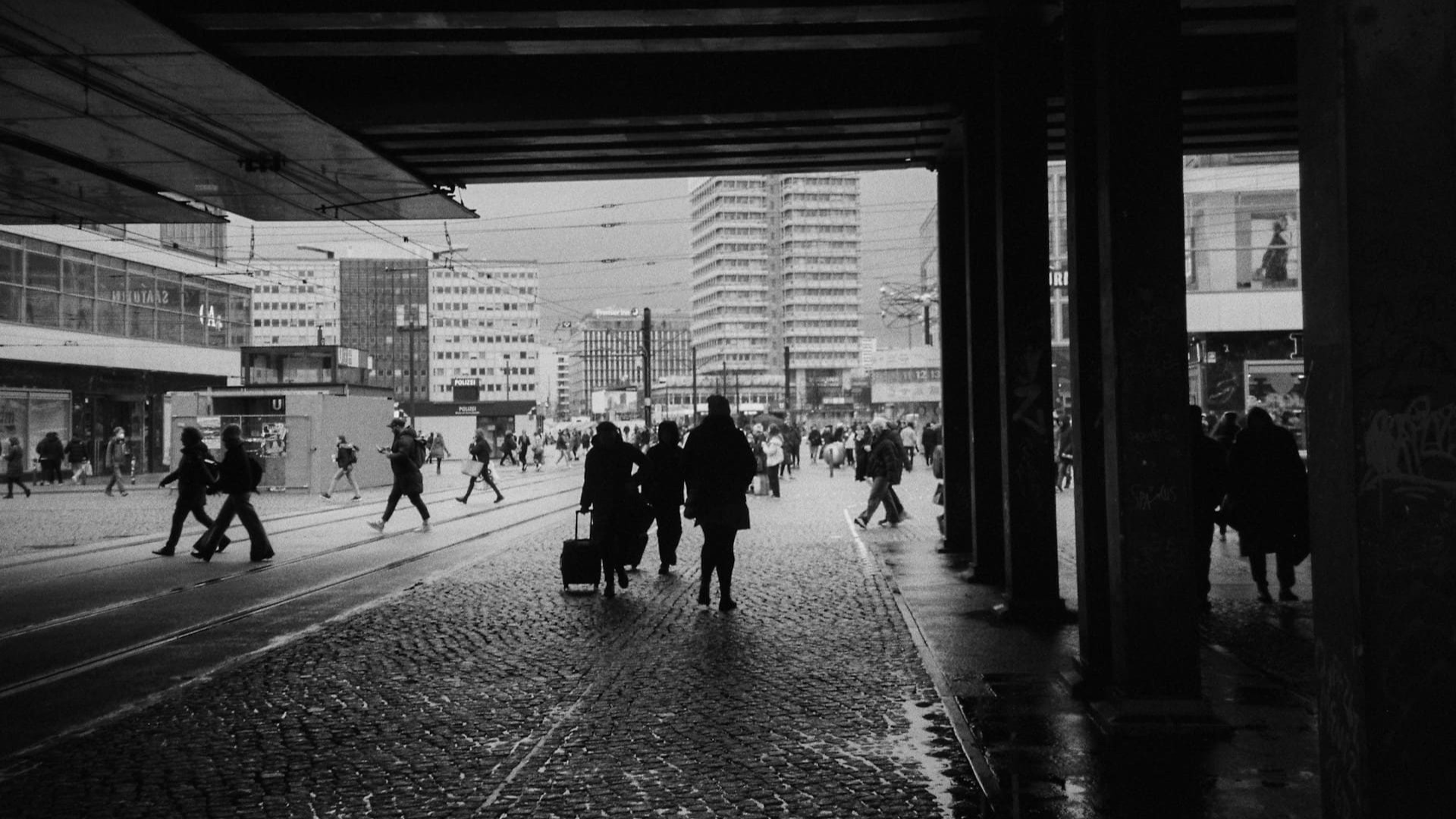 Mensen lopen door stad op weg naar werk, dagelijkse routine benadrukt kracht van herhaling