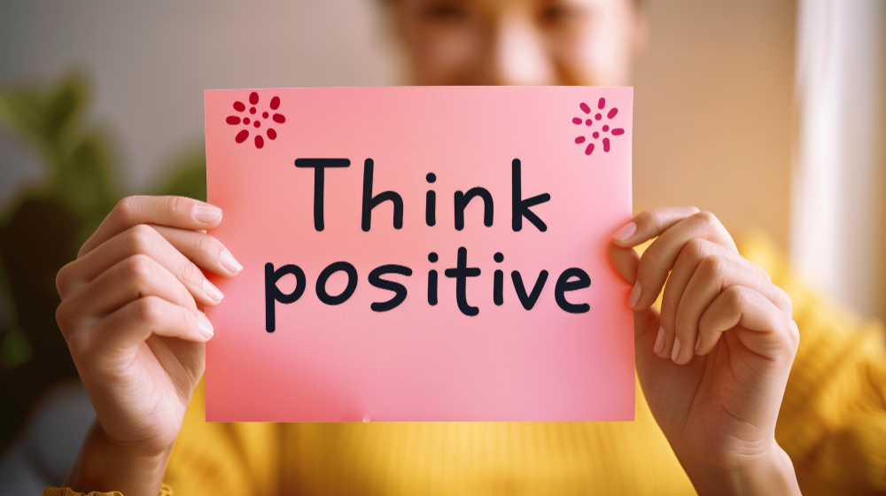 blaadje met de woorden positief denken erop