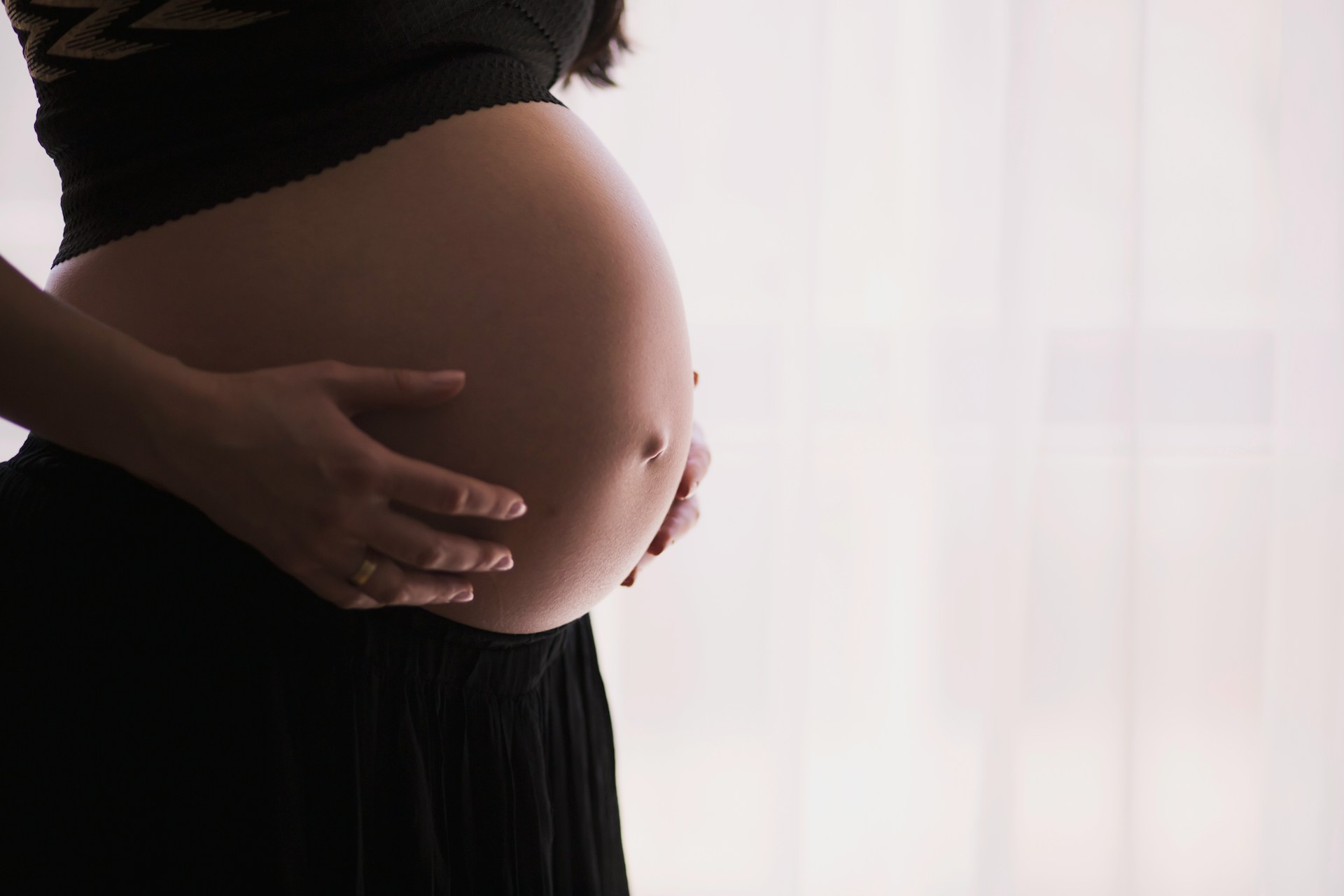 Stress verminderen tijdens zwangerschap met rustmoment voor zwangere vrouw tijdens voorbereiding op bevalling