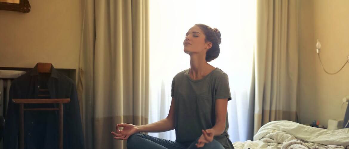 deze vrouw voert een Transcendente meditatie uit|