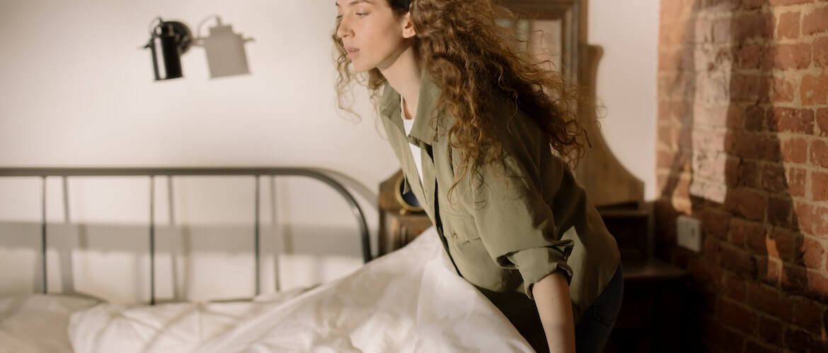 de vrouw op deze foto gaat haar verzwaringsdeken wassen|