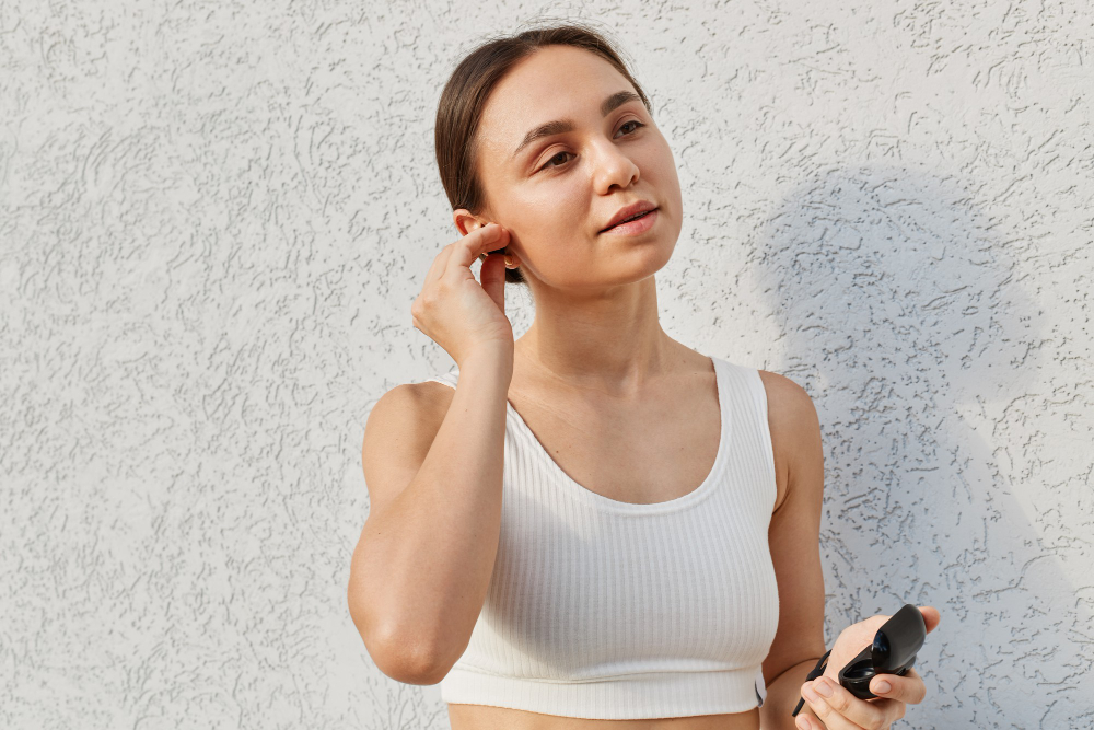 vrouw met bluetooth oortjes