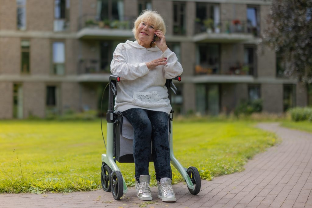 vrouw met rollator