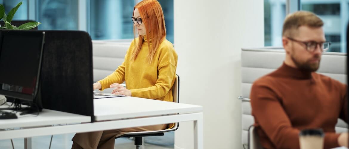 foto van een kantoor waar ergonomisch gewerkt zou moeten worden