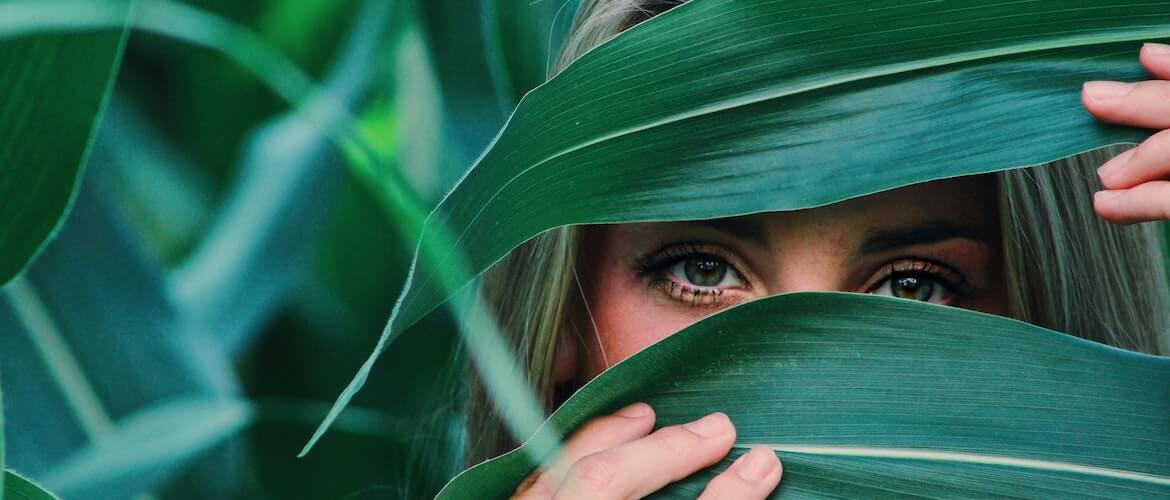 foto van een vrouw die op zoek naar een goed oogmassage apparaat tegen migraine en hoofdpijn|||||||||||