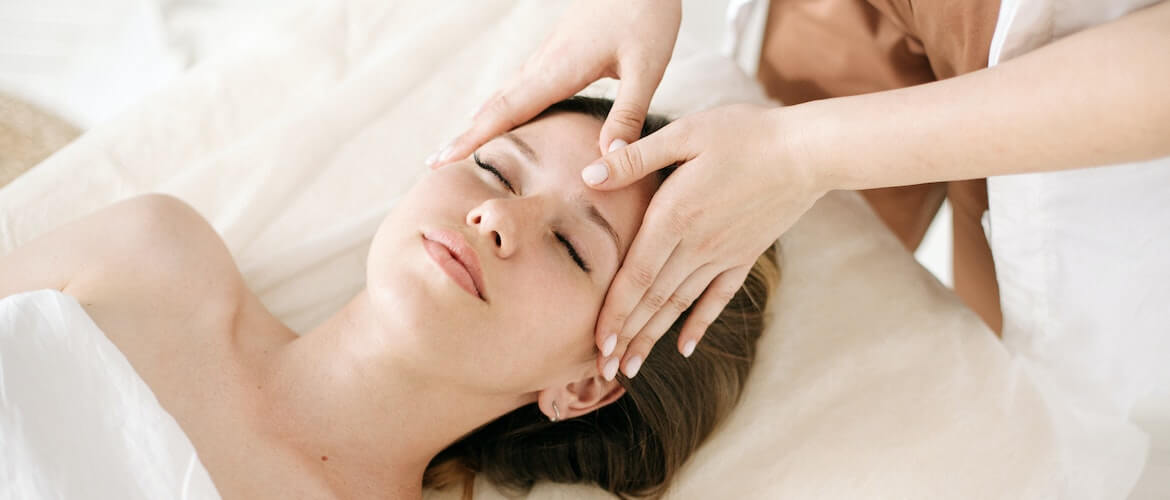 op deze foto zie je een vrouw die zo lekker gaat genieten van een gezichtsmassage apparaat||||||||||||afbeelding van het tunturi gezichtsmassage apparaat|