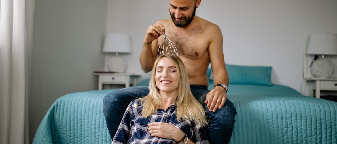 foto van een man die een goed hoofdmassage apparaat uitprobeert op zijn vrouw|||||||||||